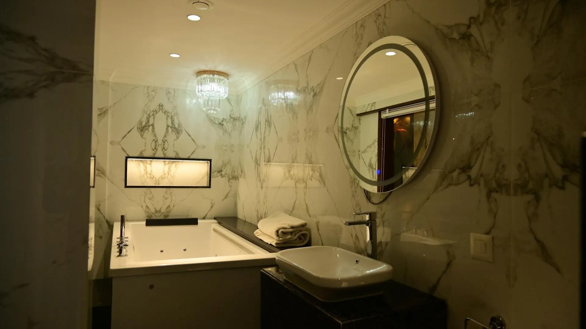 Hotel Golden Riviera Mysore 3*,